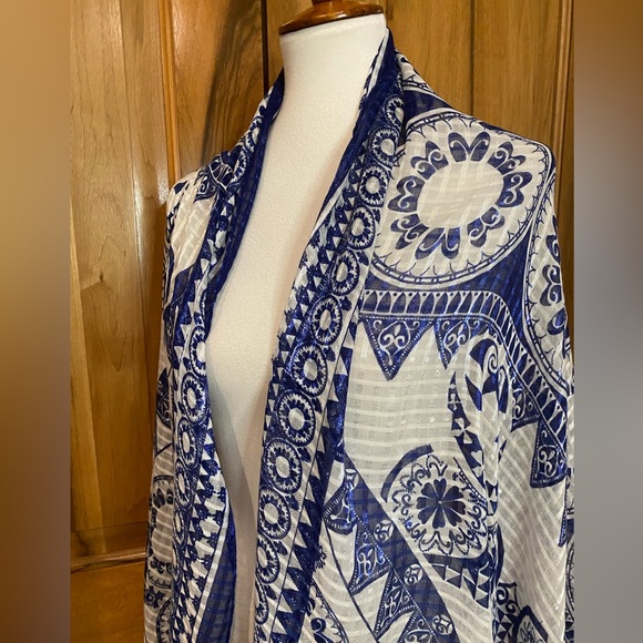 C - Shimmering Deep Blue & Bright White Lightweight Woven Scarf, Rough Hem - EUC - Picture 13 of 16